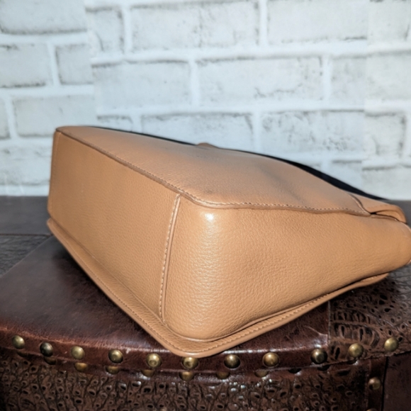 Tory Burch Britten Large Adjustable Shoulder Bag in Bark Leather, Logo - Picture 12 of 16